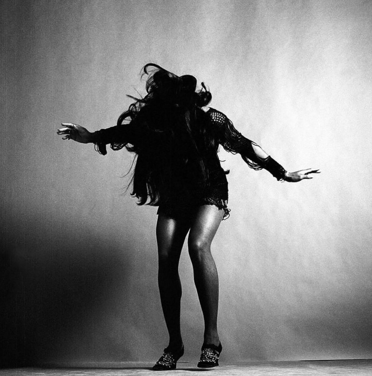 "Sometimes you've got to let everything go - purge yourself. If you are unhappy with anything... whatever is bringing you down, get rid of it. Because you'll find that when you're free, your true creativity, your true self comes out." Tina Turner | 📸: <a href="/__nitch/">NITCH</a>