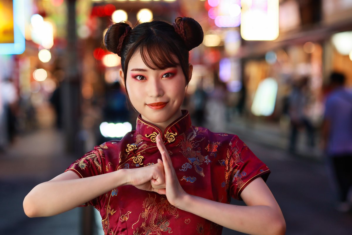 say1one's tweet photo. ちなつ　横浜中華街【4】 
「後ろ姿は、こんな感じで、ジグザクヘアメイク」  

model: ちなつ
@chiina__22

#リリュール撮影会
@relueur
#リクエスト撮影 

location: 横浜中華街

メイク：ami（メイクアップアーティスト） 
Instagram: amy12hm

LED #サンテック機材 #JINBEI #EFP11RGB https://t.co/SrsPJxHrq1