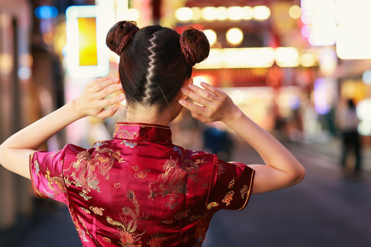 say1one's tweet photo. ちなつ　横浜中華街【4】 
「後ろ姿は、こんな感じで、ジグザクヘアメイク」  

model: ちなつ
@chiina__22

#リリュール撮影会
@relueur
#リクエスト撮影 

location: 横浜中華街

メイク：ami（メイクアップアーティスト） 
Instagram: amy12hm

LED #サンテック機材 #JINBEI #EFP11RGB https://t.co/SrsPJxHrq1