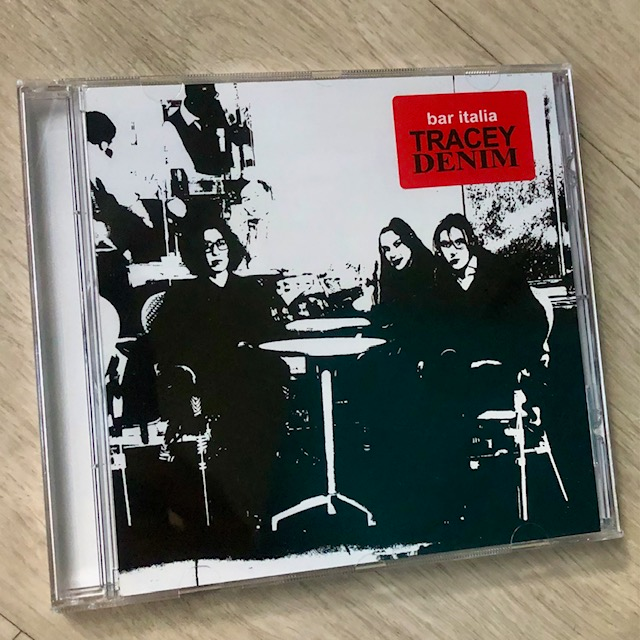 ¿Por qué todo el mundo habla y no para sobre #TraceyDenim, el gran salto a la primera división de BAR ITALIA?

Analizamos las andanzas de este oscurísimo y muy seductor trío londinense en #UnDiscoAlDía. Indie minimalista con muuucha miga

undiscoaldia.com/bar-italia-tra…