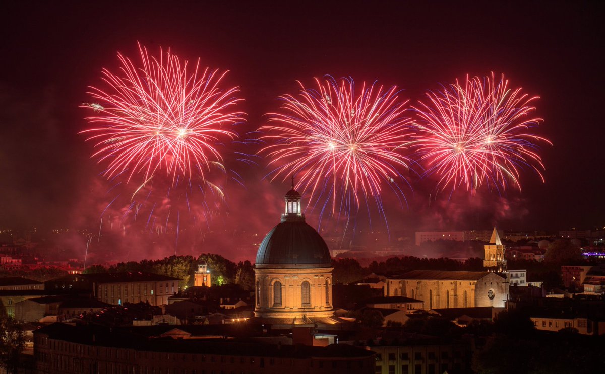 D-7! 
Looking forward for #BastilleDay in the Pink City
What's on in #Toulouse on July 14th? Concerts, summer animations and fireworks on the Garonne River 🎇

Infos (in french)➡️bit.ly/14JuilletToulo…

#visiteztoulouse #explorefrance 

© P.Nin