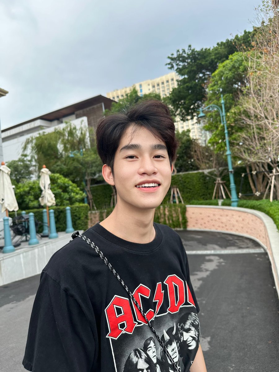 FilmmThanakorn's tweet photo. 😑😑😑 https://t.co/CqGOt5UYyx