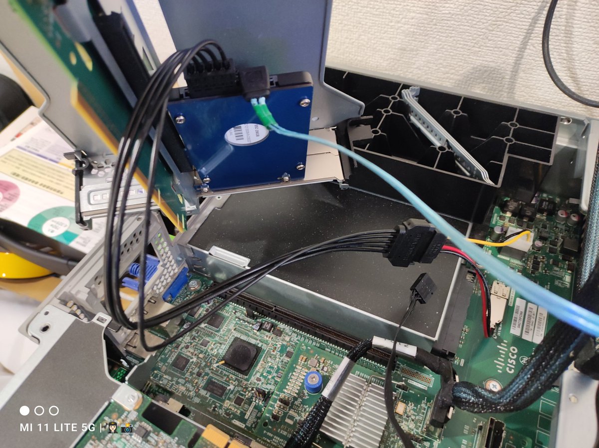 YuriLaboratory's tweet image. 👩🏻🔧んでこう!(かくちおカードスロットにSSDを積んで、全面24スロットを全てストレージサーバ用に使えるよおにした!) #CiscoUCS