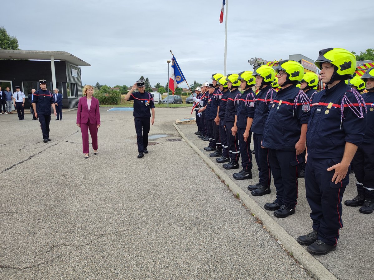 sdis38's tweet photo. ℹ️ Samedi 1er juillet, passation de commandement de la caserne de Crémieu, sous l'autorité du col D. Favard, DDA, en présence d'A. Gérin, PCASDIS ; J.-Y. Brenier, président CCBD ; A. Moyne-Bressand, maire de Crémieu ; J. Bracco, maire de Villemoirieu ; ltn N. Goron, de l'UDSP. https://t.co/Vrm1WHIkq8
