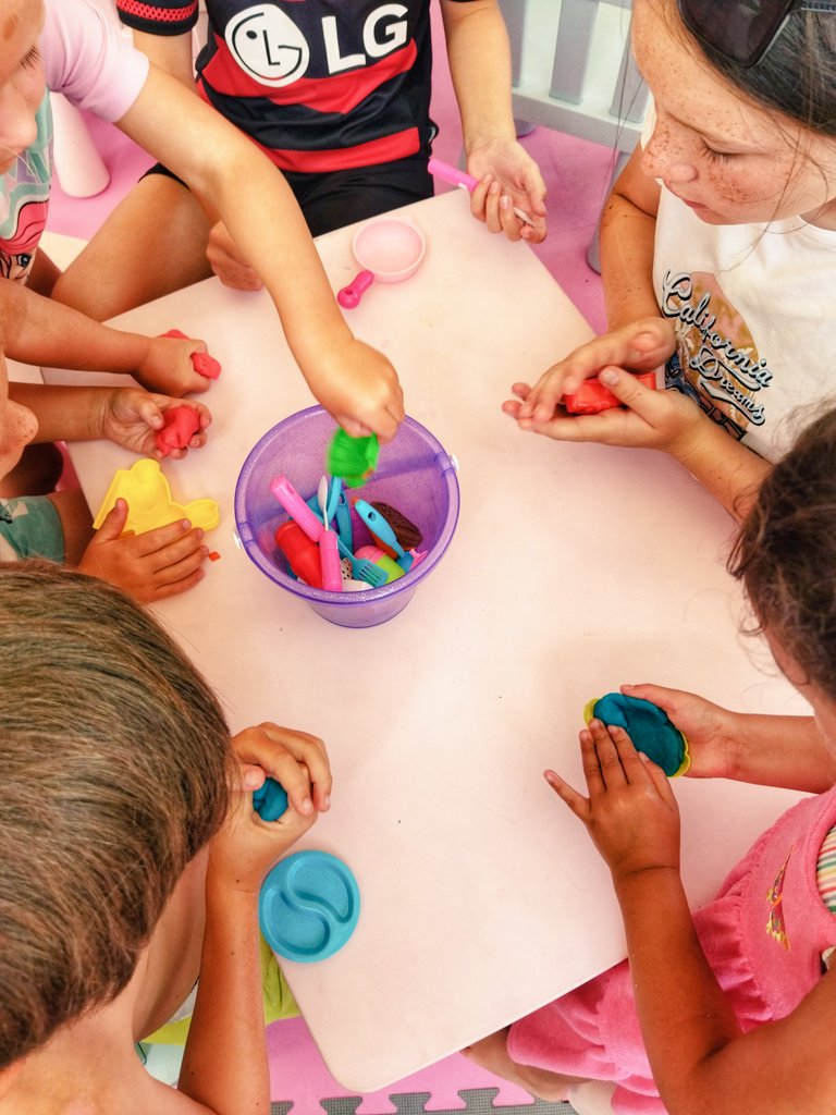 Making our home-made, non-toxic, natural playdough! Kept them busy for ages💪🏼☺️
#homemadeplaydough #nontoxic
