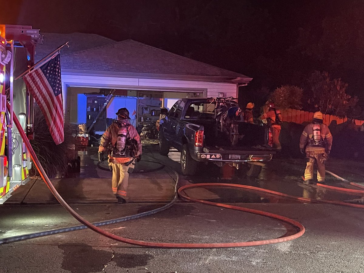 MedfordALERT's tweet photo. LIVE ON SCENE: Greenleaf Structure Fire in #CentralPoint
Crews are working on hot spots, CPPD, MFD, JCFD3, JFD, and Mercy Flights all responded. No current threat to surrounding structures or vegetation. We’ll have more info and video from the scene up on our website soon https://t.co/vp3TozoMaB