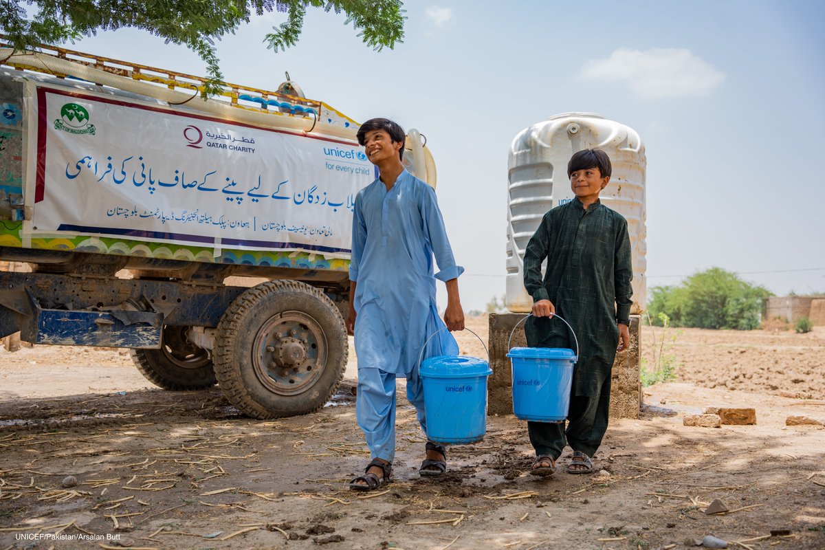 UNICEF_Pakistan's tweet photo. جب بچوں کو صاف پانی تک رسائی نہیں ہوتی ہے، تو یہ ان کی صحت، غذائیت، تعلیم اور سیکھنے کی صلاحیتوں کو متاثر کرتا ہے، اس طرح ان کی زندگی کے بہت سے پہلوؤں پر اثر پڑتا ہے۔ یہی وجہ ہے کہ @UNICEF بچوں اور کمیونٹیز کو صاف پانی فراہم کرنے کے لیے جدوجہد کرتا ہے۔ https://t.co/x3U9MjdPGX
