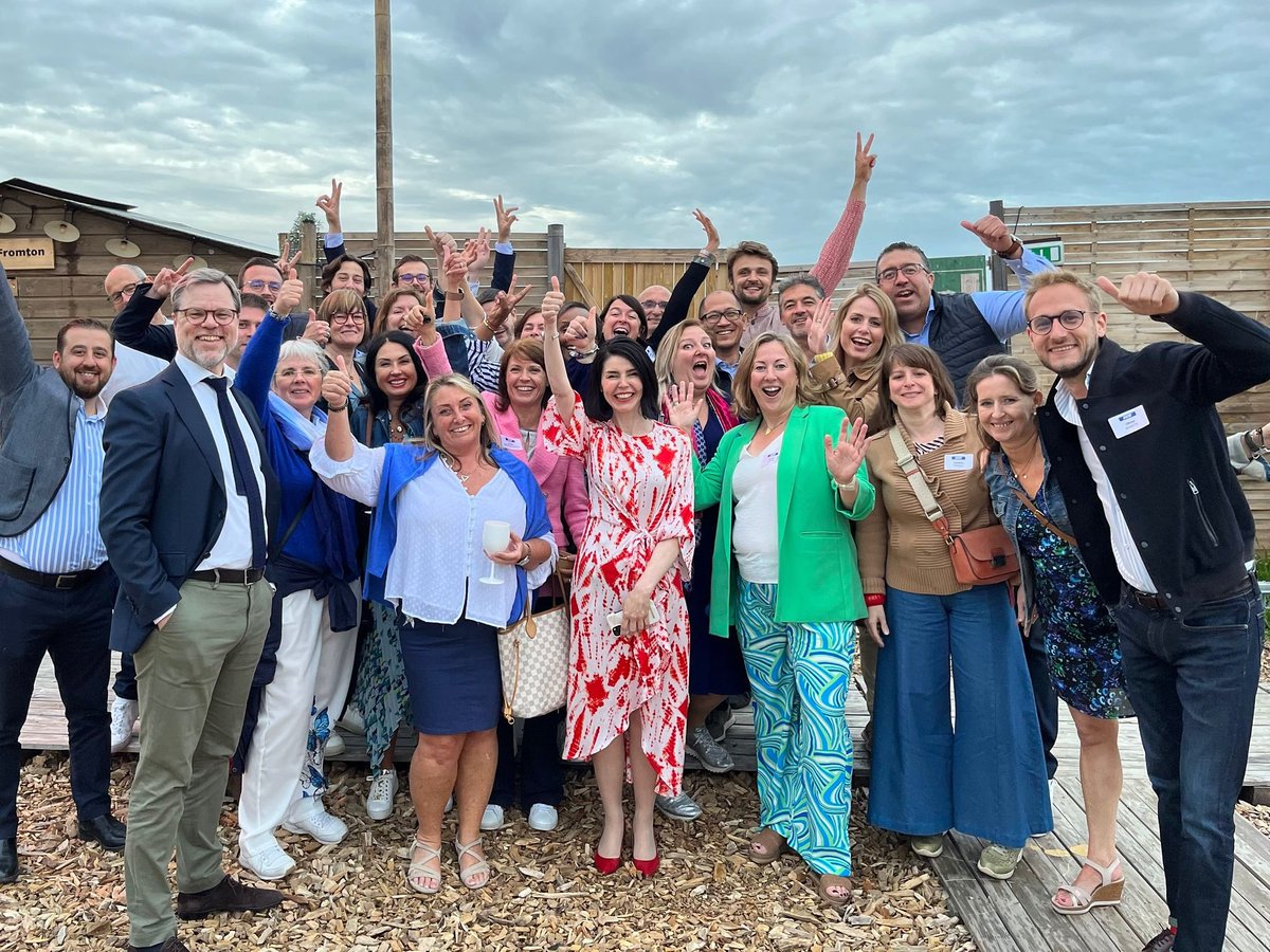 valerieglatigny's tweet image. 4 ans qu’ils me portent et me soutiennent au quotidien 😇🙃 #Merci à mon équipe ! 💪🏻