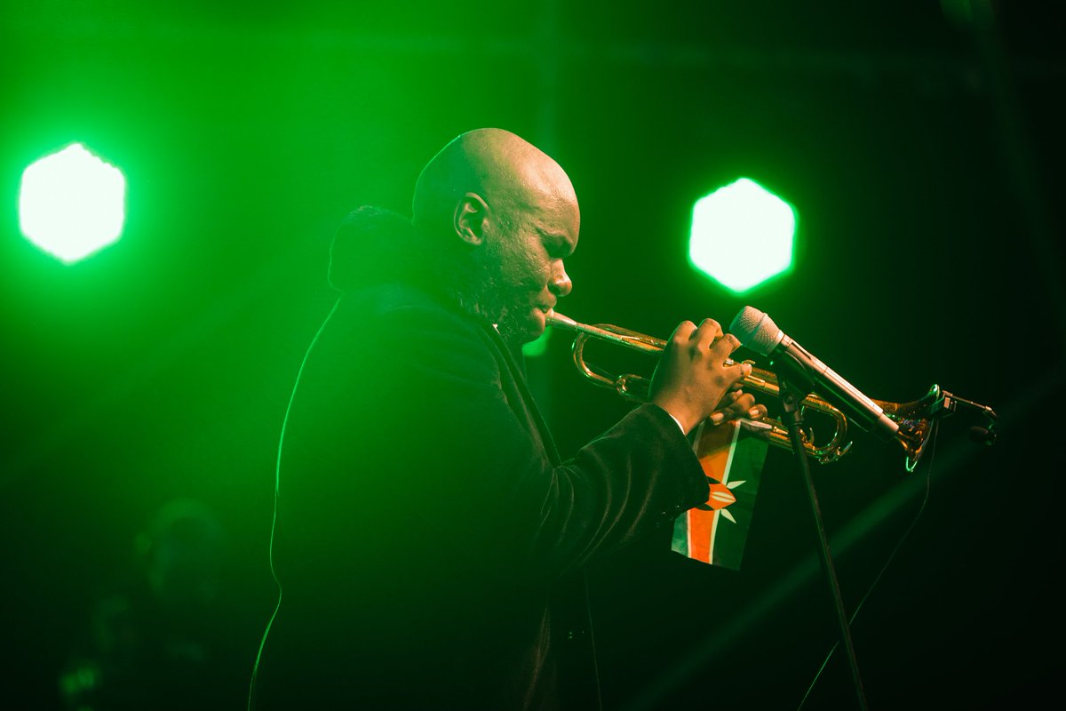 rex_maina's tweet photo. @NairobiHorns on stage,the crowd was eagerly waiting for their performance and they didn't disappoint. https://t.co/Ua5qUJpFaJ