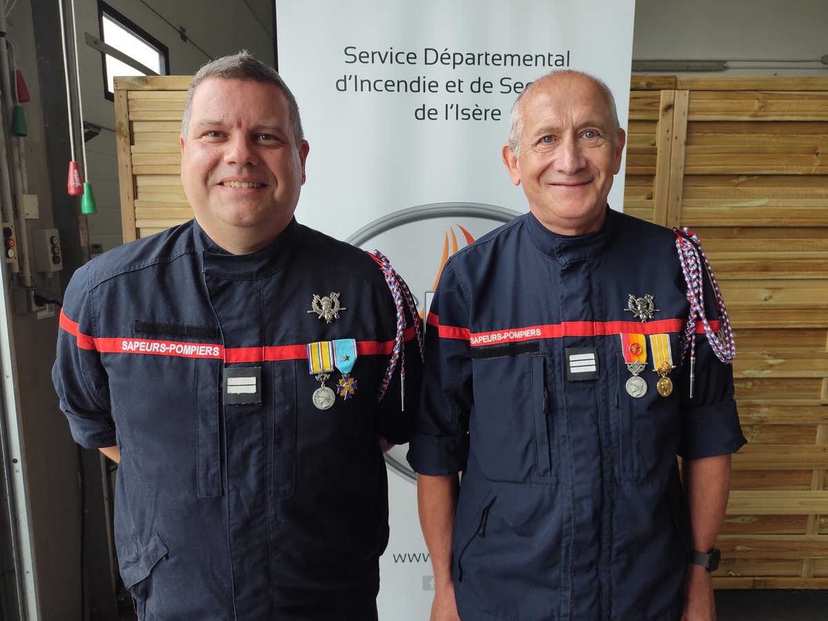 sdis38's tweet photo. ↪️ Le ltn J. Roux succède au cne H. Vigier à la tête de la caserne, rattachée au centre Portes-du-Dauphiné, qui compte 49 SPV pour défendre 15000 hab., et réalise ~ 800 inter./an. Bonne continuation au cne Vigier, désormais adjoint au chef de centre, et félicitations au ltn Roux. https://t.co/StBhOaqYpN