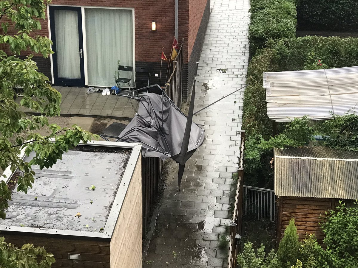 Glijn1's tweet photo. Dat je al dagen elke weerswaarschuwing in de wind slaat! #storm #Maassluis #partytent https://t.co/EgUVbWimuV