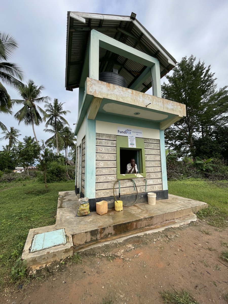 JohannaKoehler's tweet photo. Exploring the ⁦@FundiFix⁩ operations in #Kwale County #Kenya with ⁦@jacobsmutua⁩ &amp; the team. Here a new solar system which attracts many members and non-members to collect water here. Gaining fascinating insights for the #RiskPOOL project by ⁦@NWONieuws⁩ https://t.co/1Ed1UMJfSr