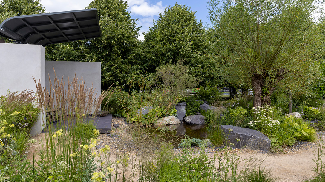 SimonLedsham's tweet photo. Please have a look at the gold-medal winning @CRUK   Legacy Garden at the Hampton Court Palace Festival! The garden has been designed by Paul Hervey-Brookes @HerveyBrookes  . The peoples choice vote is open now. 
https://t.co/seVqDS5Bat https://t.co/WWoDpa7WYC