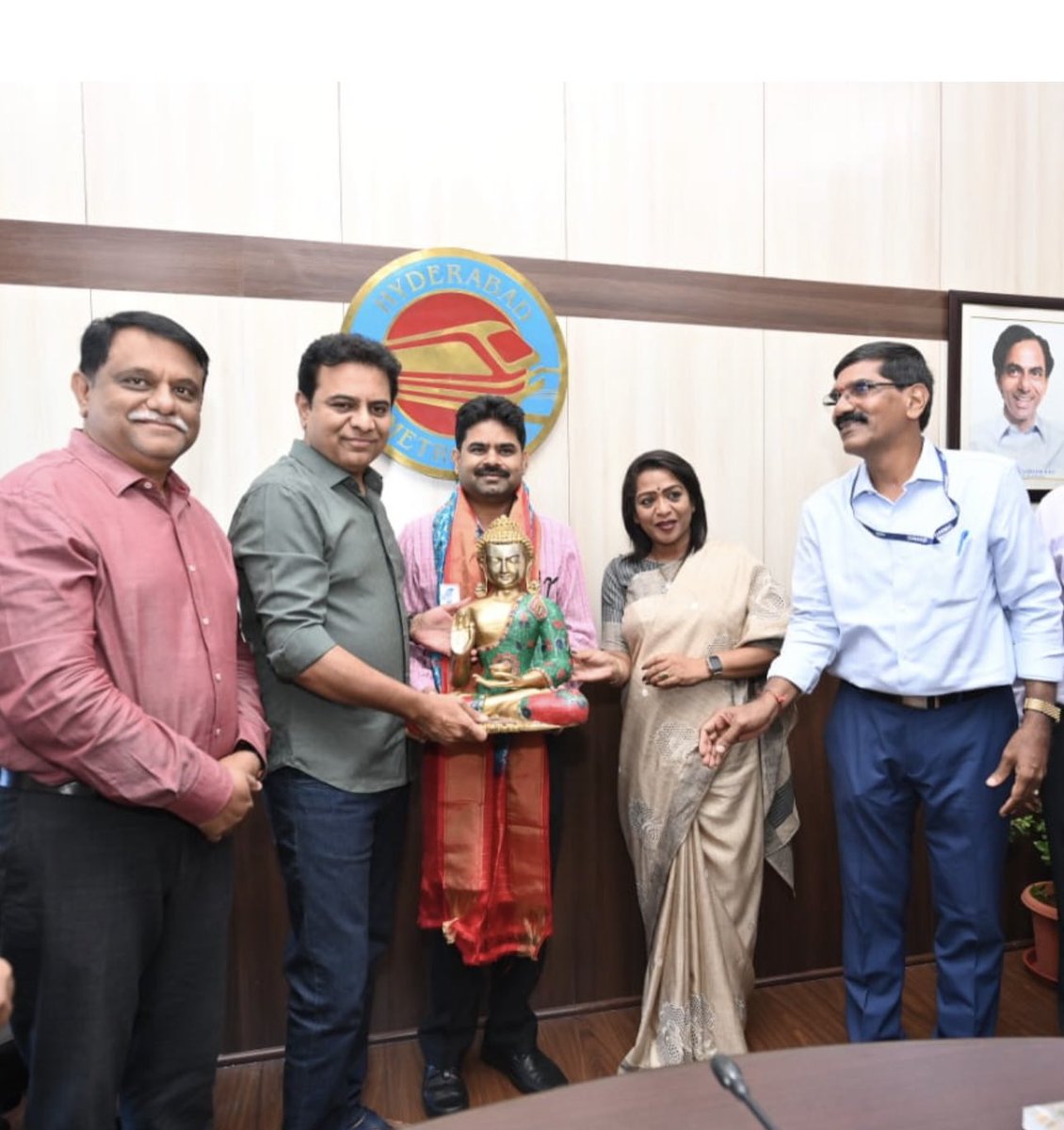 arvindkumar_ias's tweet photo. Minister @KTRBRS felicitated the outgoing @CommissionrGHMC Lokesh &amp; welcomed Ronald Rose, the incoming commissioner 

Minister appreciated the work done by Lokesh during his tenure 

Incidentally, Lokesh is the longest serving Commissioner of @GHMCOnline https://t.co/85ii7xjuiL
