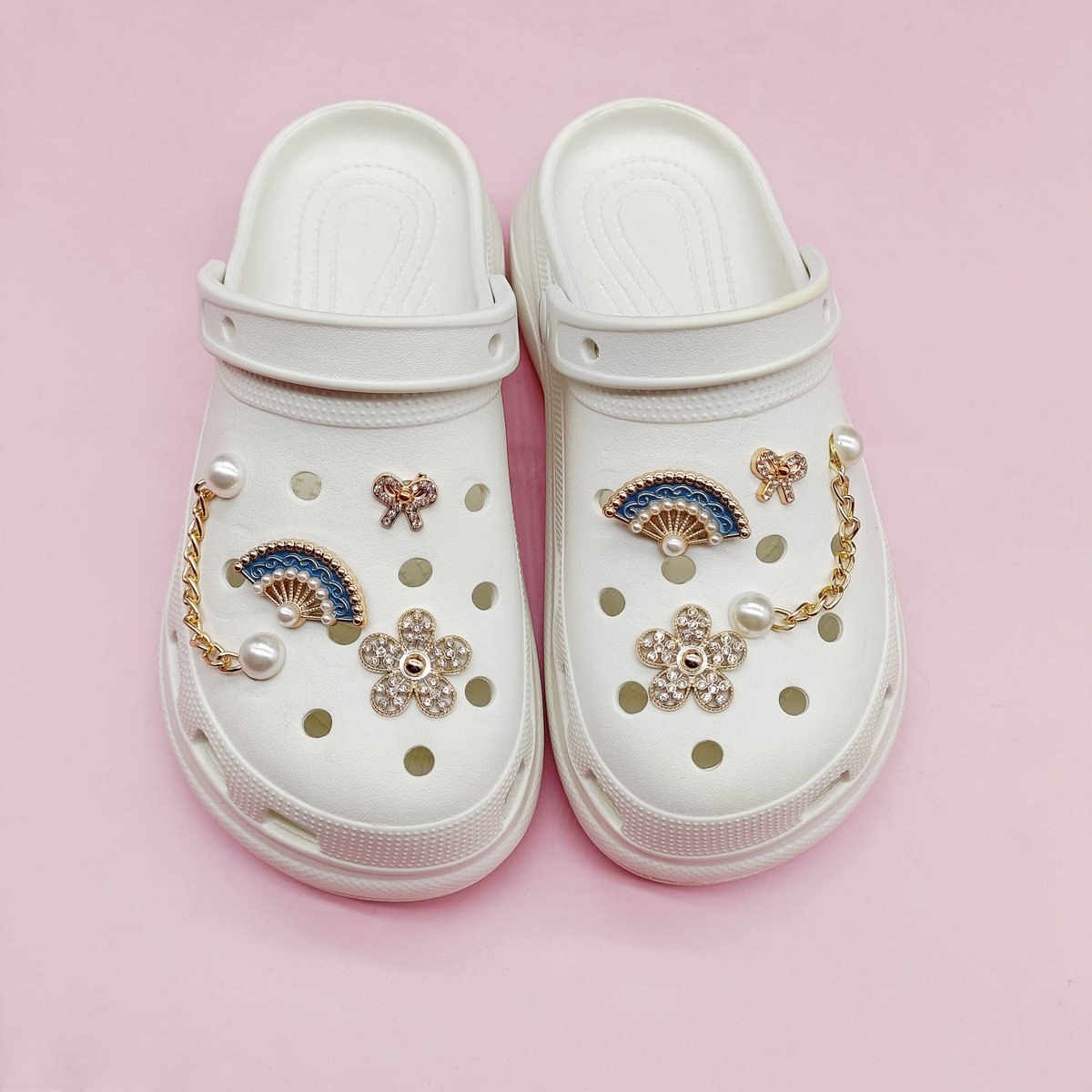 shoecharminfo's tweet image. Taking off shoe charms is as easy as putting them on. They can be removed effortlessly, giving you the flexibility to switch charms and create new looks. #ShoeCharms #EasySwap