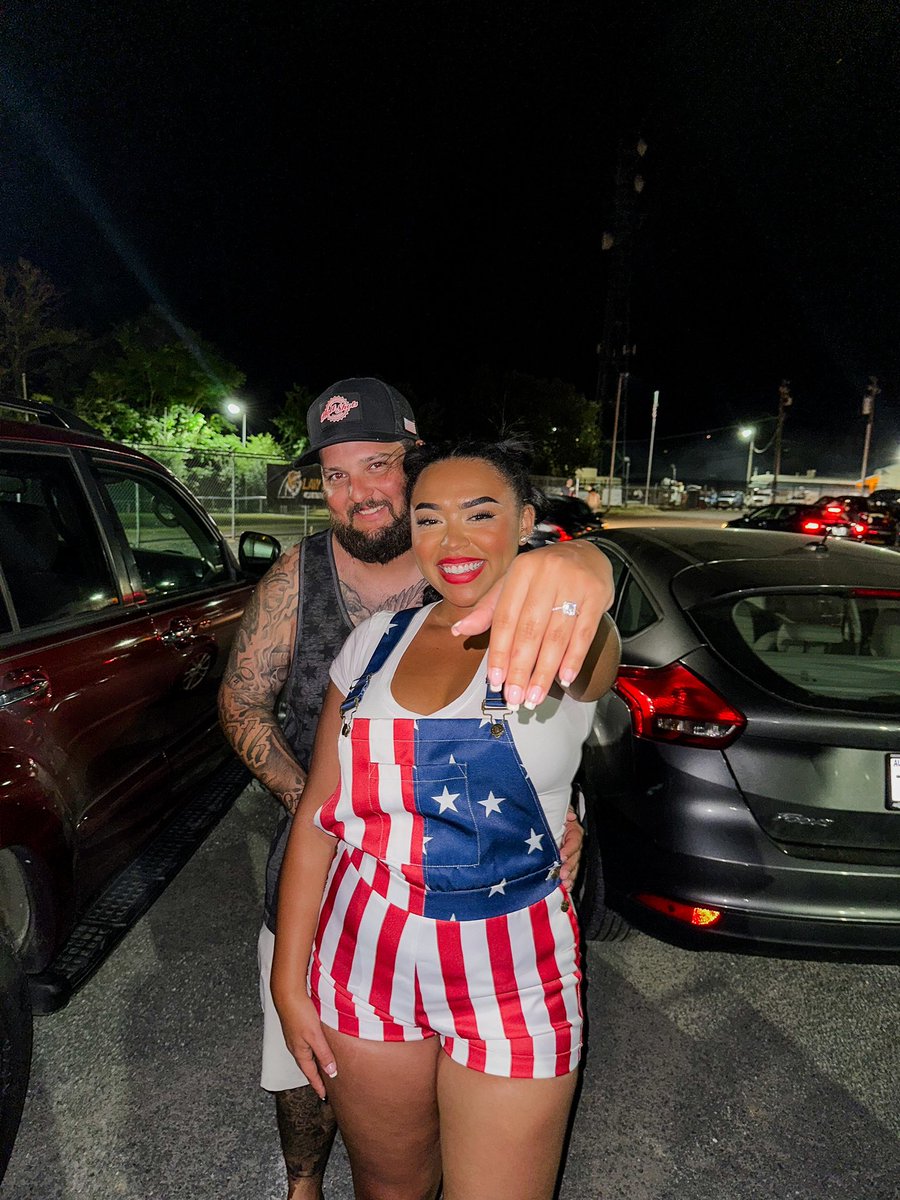 DuboseJuliette's tweet photo. My 4th of July went out with a BANG🇺🇸 
I’M GETTING MARRIED!!! #futuremrsharris https://t.co/TQ9c3E5aAD
