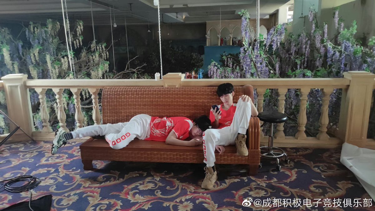 gg_ivlfans's tweet photo. เบื้องหลังการถ่าย วีดีโอโปรโมท ความขี้เกียจของเสี่ยวเจี๋ยจึงพาเหยียนเป่าตามหาโซฟา😏
มี version คลิปอีก😏 (คำใบ้)
⭐️team:https://t.co/Mx01tRCT6f
⭐️player:https://t.co/uX8HdhWznI
.
@GG_IDV3 #GG_yan #GG_xawm #GG_daily #GG_IVL2023
https://t.co/7MYI0ghTuA https://t.co/0nBLazhWBH