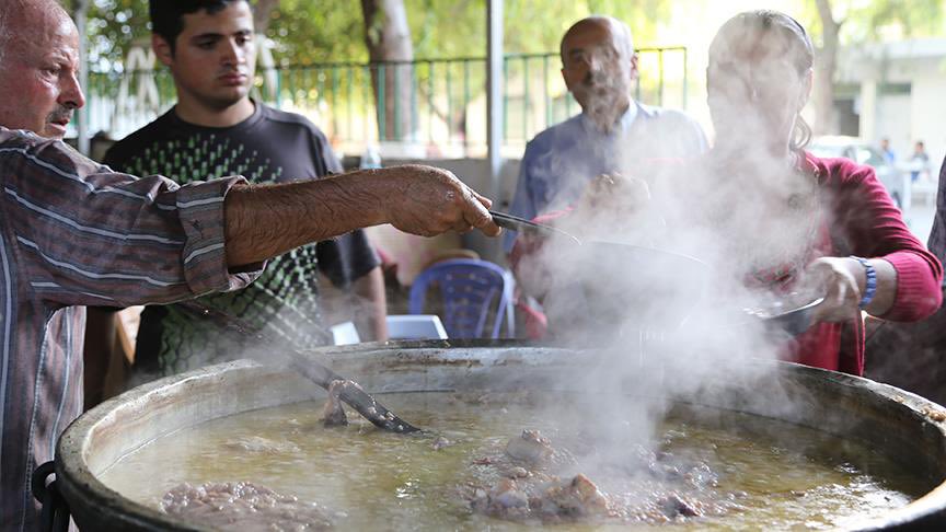 Bugün Arap Aleviler Ğid'ilv Gadir (Gadir Hum) Bayramı’nı kutluyor. Kaynayan her hırisi kazanı, yakılan her buhur bir direniş. Her şeye rağmen hayatta kalmanın nişaneleri. Ğid'il Gadir mbarek, dallu taybin le kill sini.
📷 AA