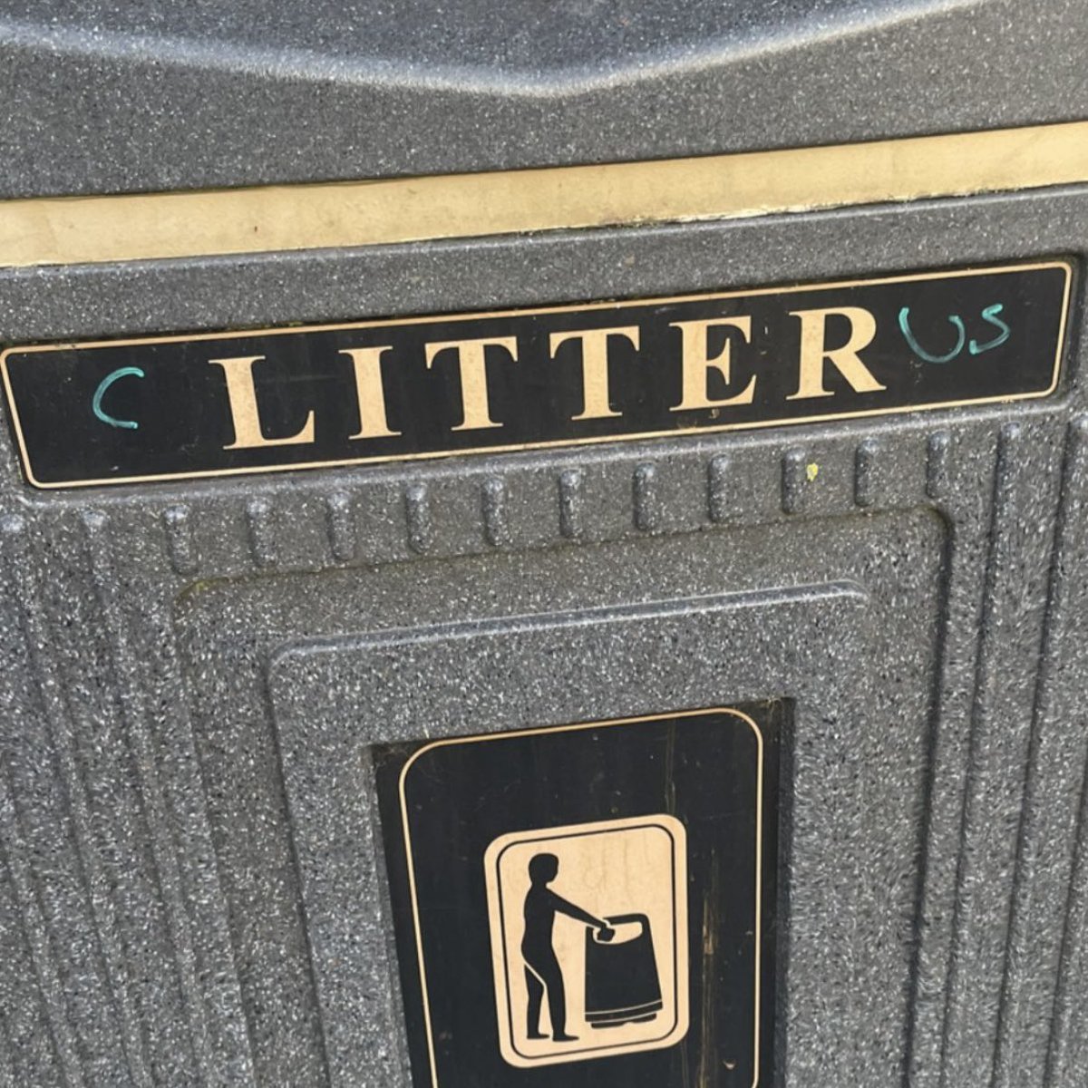 GraffitiOfNI's tweet photo. What genre consists of erotic novels?
Cliterature. Happy hump day.

Spotted at Titanic by D Taggart 

#graffiti #graffitibelfast #graffitinorthernireland #belfast #northernireland #ireland #titanic #clitterus #graffitiofnorthernireland #belfastgraffiti https://t.co/qdgBxbZecs