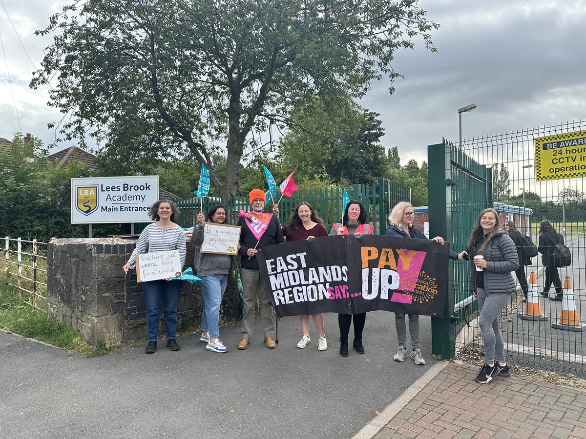 Members at Lees Brook Academy out and have voted in the reballot #TeacherStrike #NEU #EnoughisEnough #PayUp #SaveOurSchools @DerbyCityNEU @DanielKebedeNEU @cyclingkev @MaryBoustedNEU @louiseatkinso14 @NEUnion