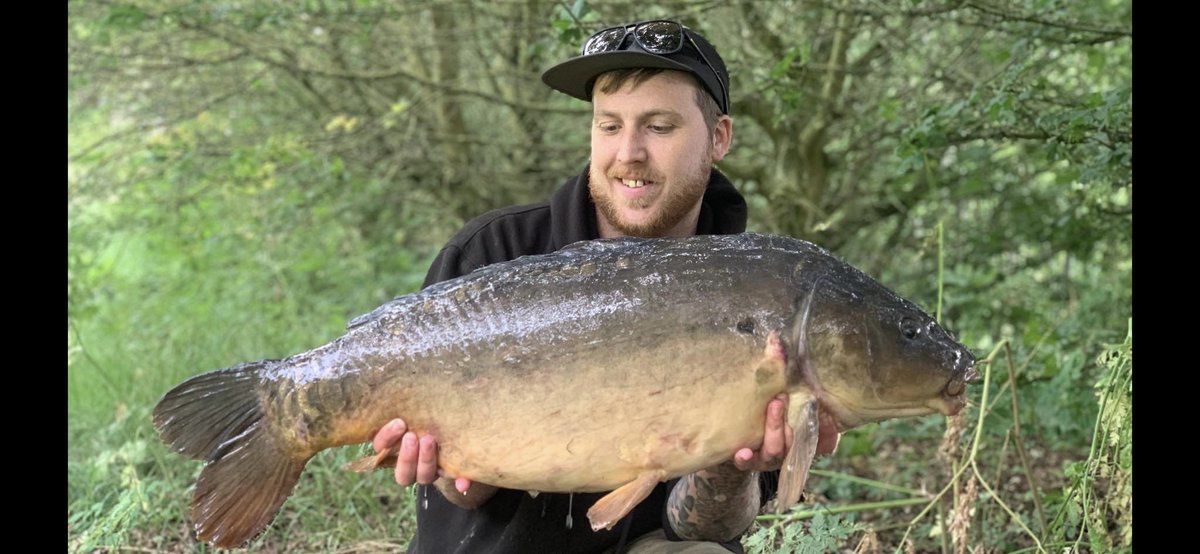 HindersFishing's tweet photo. New PB 32lb mirror called fingerprints and one of the 4 carp in the lake I was after. also managed a nice Tench &amp; Catfish

#teamhinders #hindersbait #nut365 https://t.co/Vs2MoZwThi
