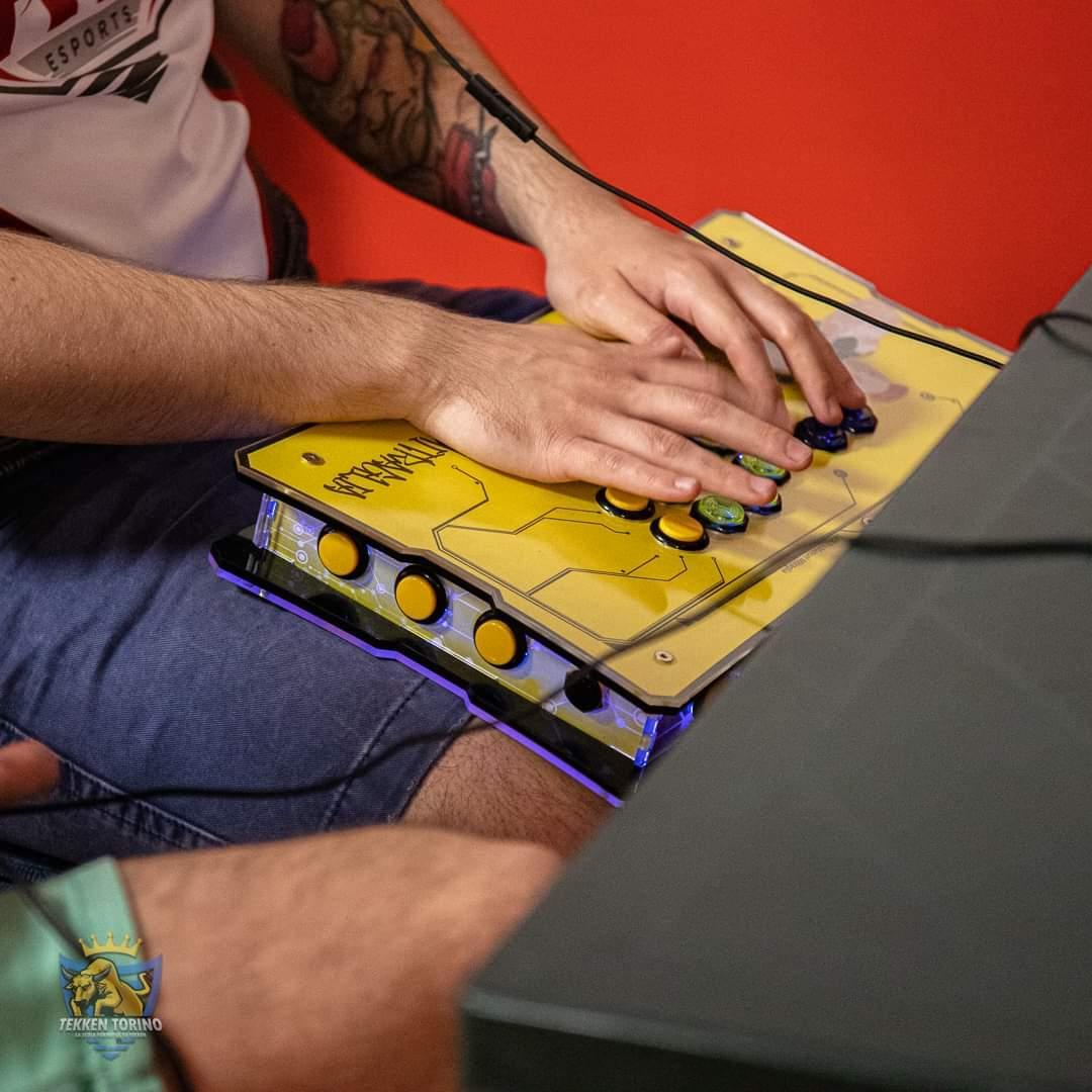 XBattleMonkeyX's tweet photo. A build from Italy🔥🔥🔥
-Case Blade-X
-#Brookgamingfans  ps4+ board
-#gamerfingers + #sanwa buttons
-Artwork by customer and BattleMonkey

-Visit https://t.co/RveNMm2t1A for more!!!

#tekken8 #tekkenjack #hitbox #mixbox #allbutton #fightstick #arcadestick #arcade #fightstickart https://t.co/dMfq10SFk2