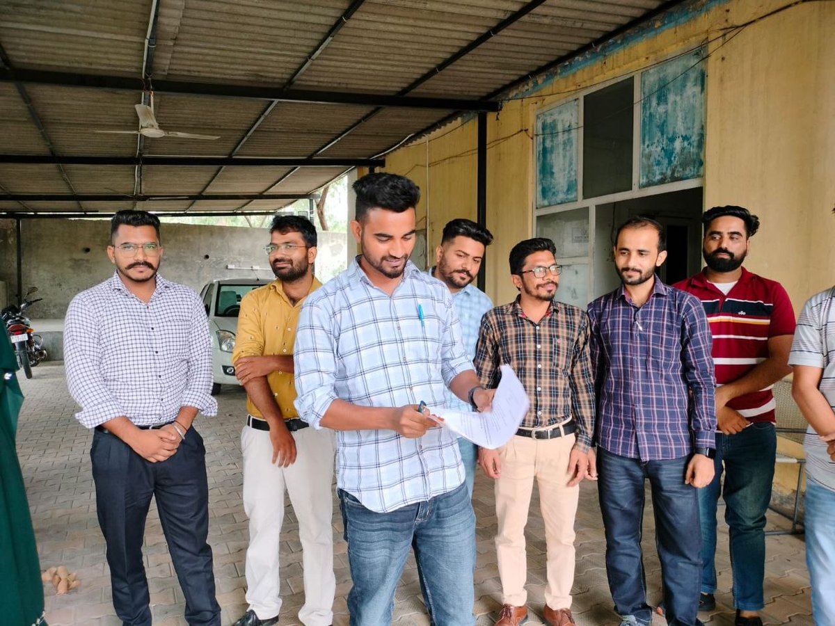 ppsbsfpunjab's tweet photo. #punjabpayscale
@BhagwantMann 
@HarpalCheemaMLA
@AroraAmanSunam 
@SukhpalKhaira 
@officeofssbadal
@PrimeAsiaTV @thetribunechd
ਪੰਜਾਬ ਪੇਅ ਸਕੇਲ ਬਹਾਲੀ ਸਾਂਝਾ ਫਰੰਟ ਦੇ ਸੱਦੇ ਤੇ 17 ਜੁਲਾਈ 2020 ਦੇ ਅਧੂਰੇ ਕੇਂਦਰੀ ਪੇਅ ਸਕੇਲਾਂ ਦੇ ਨੋਟੀਫਿਕੇਸ਼ਨ ਦੀਆਂ ਕਾਪੀਆਂ ਸਾੜਦੇ ਹੋਏ।            
PWRMDC BATHINDA https://t.co/GMZQYZEUY0