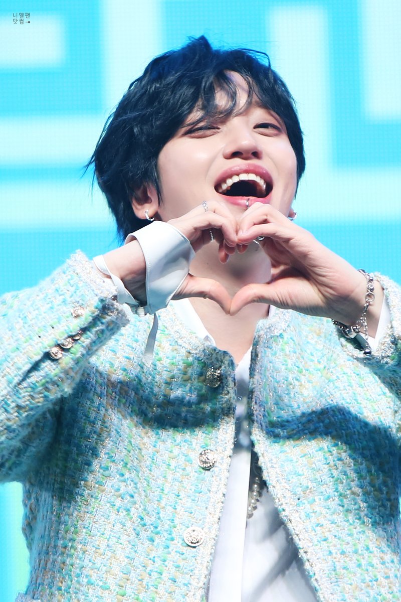 NIELFAN_COM's tweet photo. 230704  [틴탑 4SHO] 발매기념 쇼케이스 

받아랏 앙큼하트💜💜💜💜���💜💜

 #니엘 #틴탑 #TEENTOP #4SHO #포슈어 #휙 #hweek https://t.co/iEMsgPnL0p