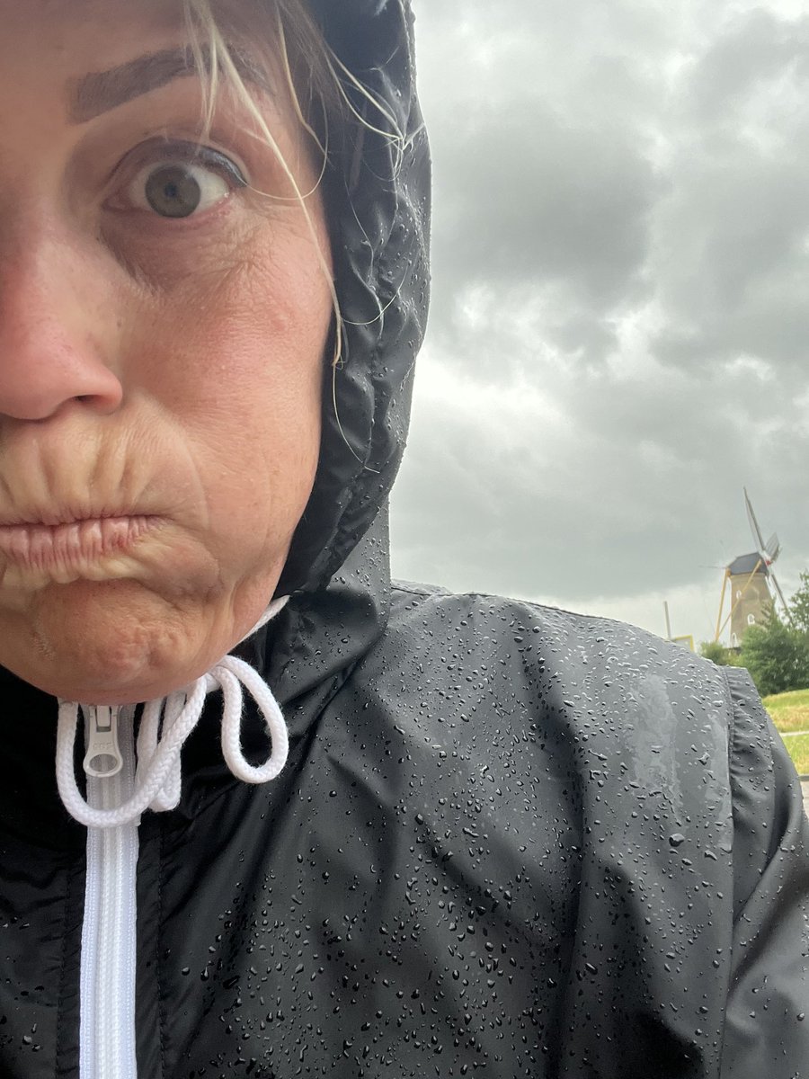 ‘s avonds een vent, ‘s ochtends een vent, zou mijn oma zeggen. Dus na latertje gisteren, vandaag gewoon weer rondje hollen. Vandaag extra uitdagend met schepen op drift, ondergelopen paden en een wegwaaiende dixie die ik gered heb van een plons in de Merwede. Never a dull moment!