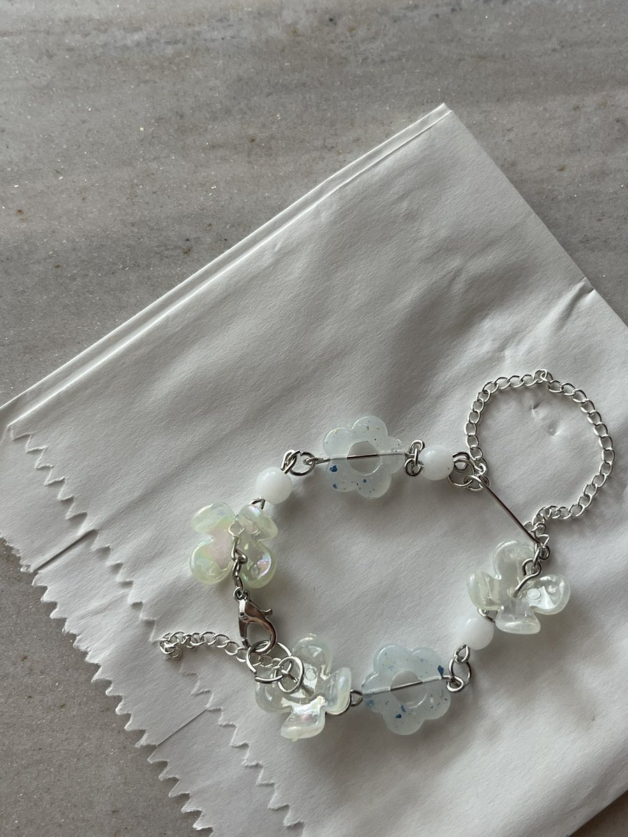 b3lloj0rna's tweet photo. พร้อมส่ง #สร้อยข้อมือ #สร้อยลูกปัด #handmade  #marguerterts https://t.co/dk4D44YgSn