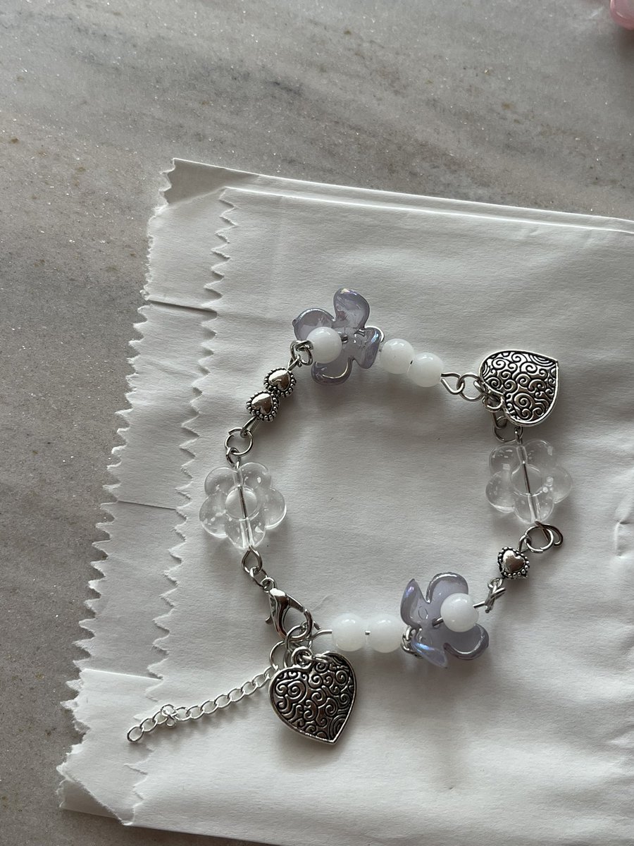 b3lloj0rna's tweet photo. พร้อมส่ง #สร้อยข้อมือ #สร้อยลูกปัด #handmade  #marguerterts https://t.co/dk4D44YgSn