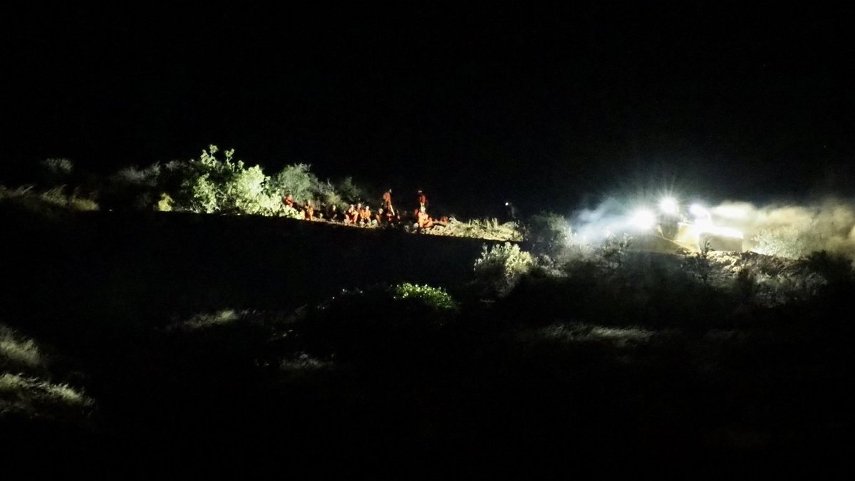 LInformant01's tweet photo. Camp crew taking a break while dozer 3142 widens the line . #indianfire https://t.co/CjQ3DkSOMU