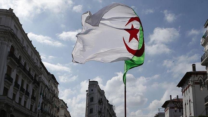 amelbouchoucha's tweet photo. يأتي عيد إستقلال بلادي #الجزائر الـ 61 اليوم ليذكرنا بأهمية أن نتمسك أكثر وأكثر بأرضنا وهويتنا وتراثنا وماضينا وحاضرنا، وأن نفتخر بتاريخنا وشجاعتنا وعزتنا.. وبـ الجزائر الحرة والمستقلة 🇩🇿… فغردي يا جزائر وافخري لأن ارضك أنجبت أبطالاً أحراراً.. #5_جويلية #عيد_الاستقلال https://t.co/KvyEADJcI7