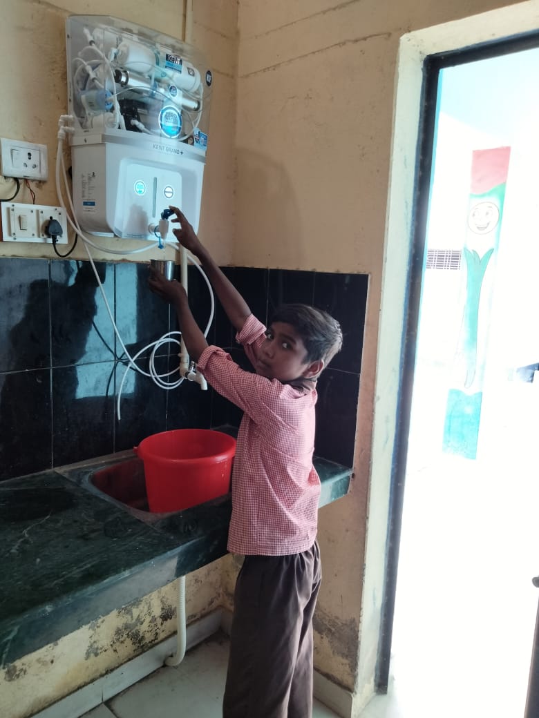 AdminGhazipur's tweet image. मेरे द्वारा स्कूल को  गोद लिये जाने के अभियान में मुख्य राजस्व अधिकारी (CRO) श्री सुशील लाल श्रीवास्तव  द्वारा गोद लिये गये स्कूल   प्राथमिक विद्यालय मीरनपुर सक्का विकास खण्ड सदर  में  इनके द्वारा  02 स्मार्ट  टी.वी. एवं आर.ओ.(RO) लगवाया गया है @UPGovt @CMOfficeUP @ChiefSecyUP