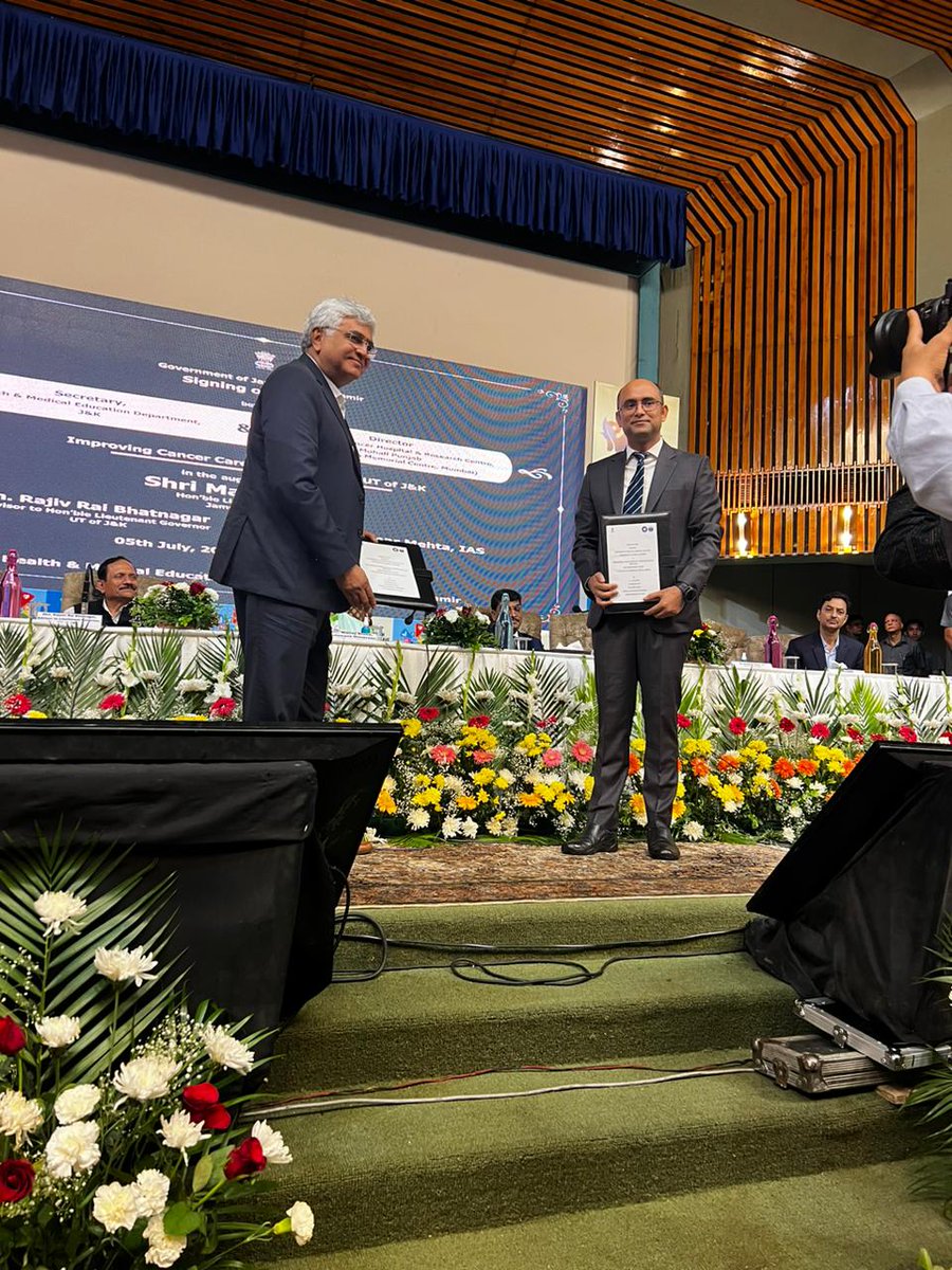 Dr.RA Badwe signed an Mou today with JnK administration for providing technical support in developing comprehensive #Cancer #care in UT of #JnK.He also delivered key note address highlighting the role of @TataMemorial for Cancer control in #India @HealthMedicalE1 @iasbhupinder