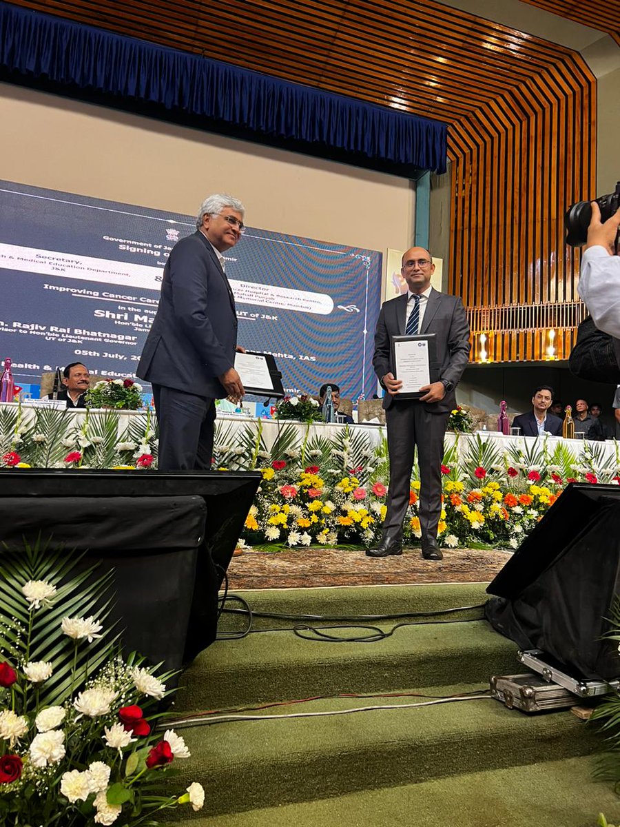docgulia's tweet image. Dr.RA Badwe signed an Mou today with JnK administration for providing technical support in developing comprehensive #Cancer #care in UT of #JnK.He also delivered key note address highlighting the role of @TataMemorial for Cancer control in #India @HealthMedicalE1 @iasbhupinder