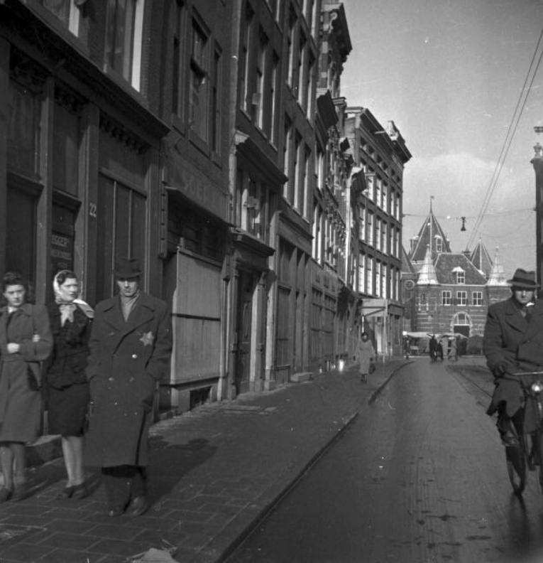NIODImageLab's tweet photo. Unidentified people, at least one of whom is wearing a Yellow Star, on Sint Antoniesbreestraat in Amsterdam in February 1943. https://t.co/wADEHih9B6