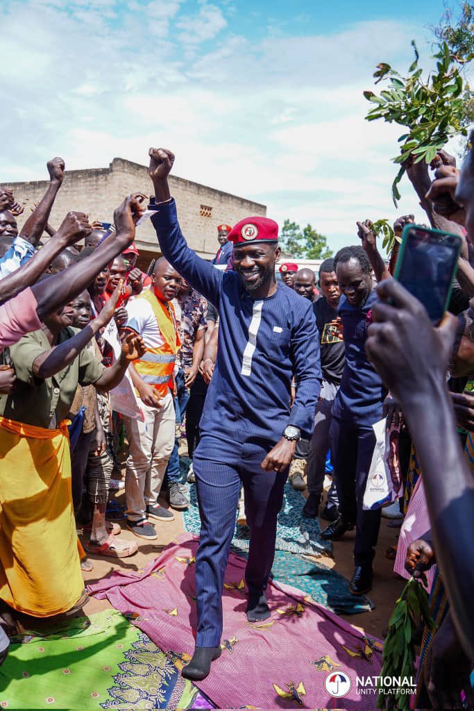 MwesigyeFranks's tweet photo. NUP president BOBI WINE seen wearing torn stockings after receiving UGX 15B from government🤔

#EkibaroZero https://t.co/EqinlrCwjA
