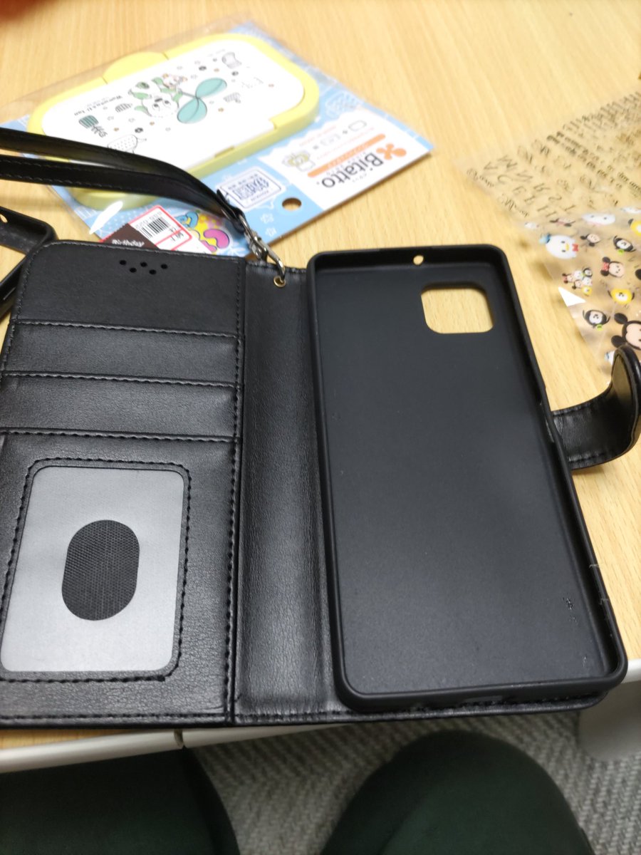 822422986fae479's tweet photo. ムーミンの携帯ケースが大破後…新しいケースを買う。500円なり
少し落着いた感じ。あとは携帯画面の修理だけか…
#SENSE6 https://t.co/1tvfO0LB5G