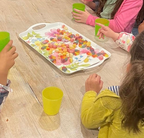 Dr_S_Popping's tweet photo. Mijn dochter zwaaide vandaag groep 2 uit. Na afloop kregen ze dit blad vol snoep om 9:15 uitgedeeld.. Dit kan toch niet meer anno 2023 #zorgplicht #school #gezondeten https://t.co/mYSz66LKba