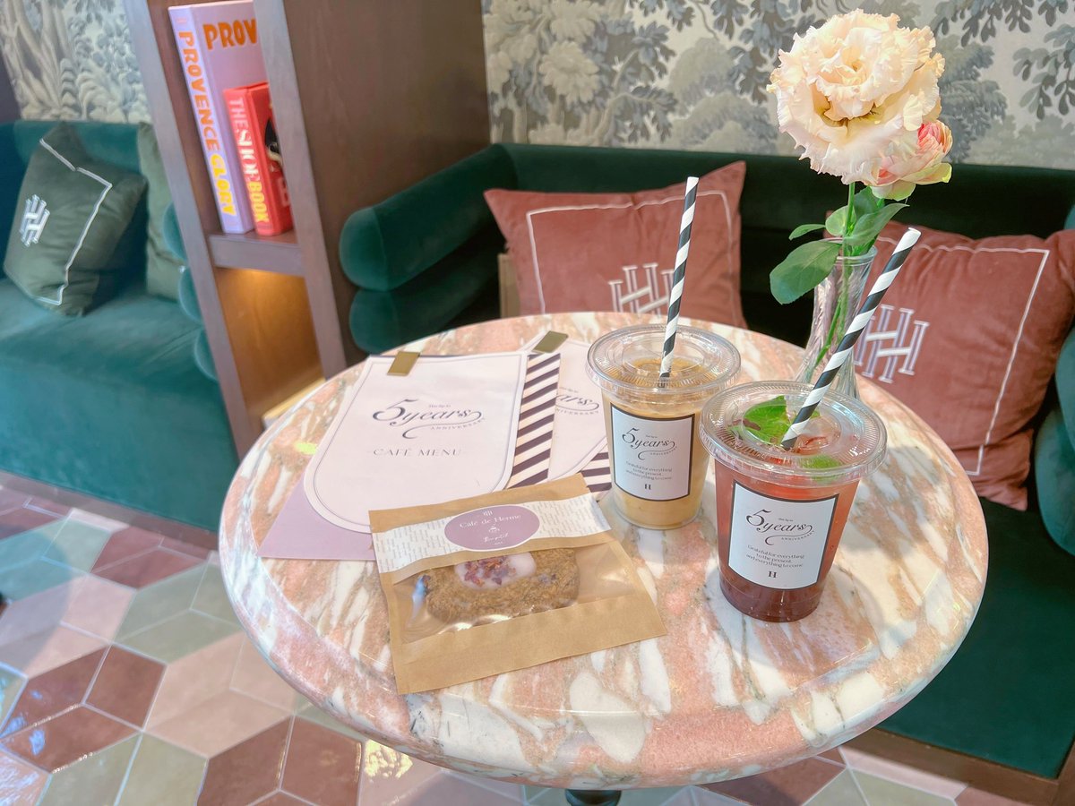 Irisclotted's tweet photo. Herliptoのイベント後は整理券取ってエルメのカフェ行ってきた🥺
カヌレが終了しちゃってたので割と空いてて快適に過ごせた気がします🍪
内装もテーブルも、ドリンクもとっても可愛かった♡
#herlipto #herlipto好きな人と繋がりたい #houseofherme https://t.co/HCJFbH9pm2
