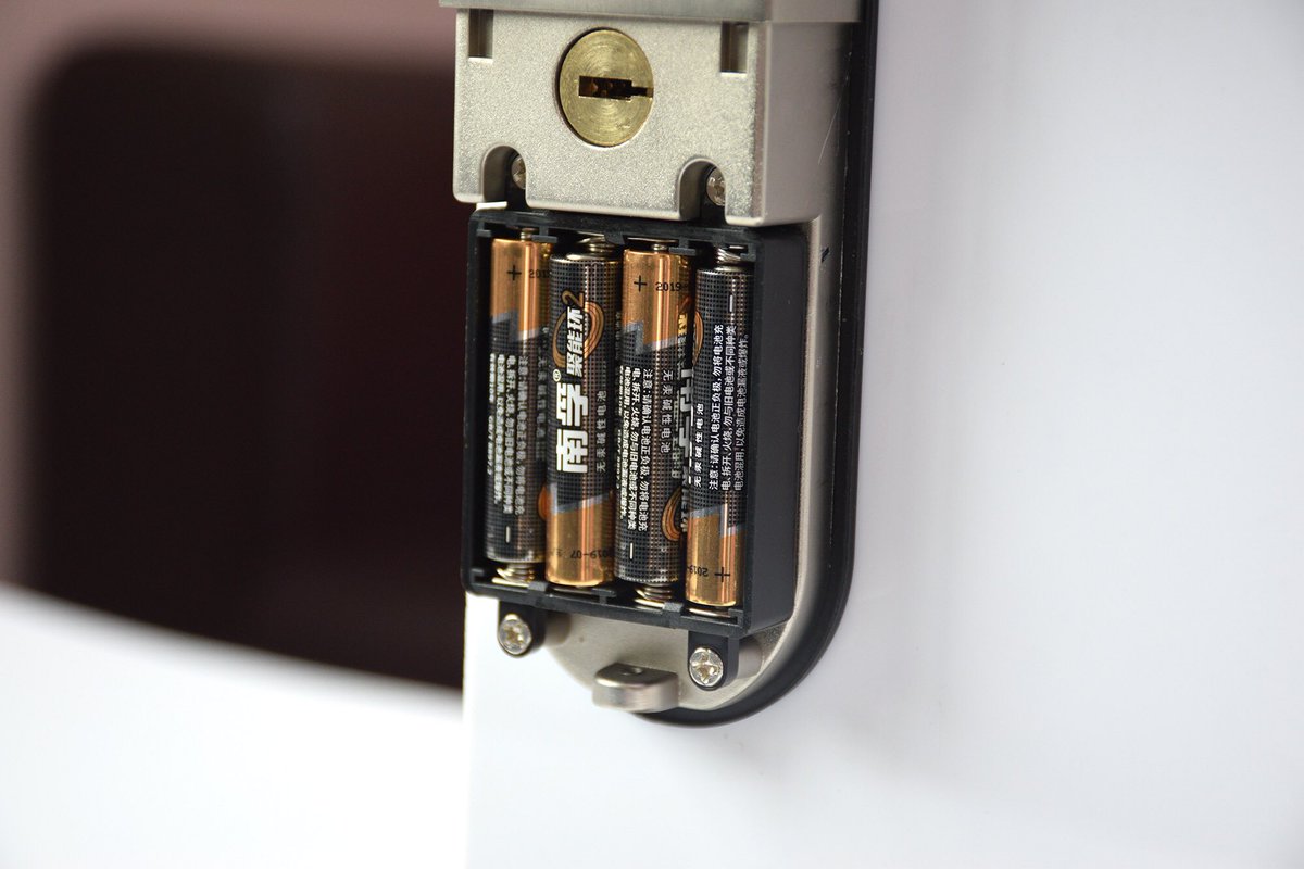 Passcode Bluetooth smart door lock 
Suitable for aluminum door &amp; wood door
Default 3585 or 3085 mortise,  
4085,4585,6085,5572 mortise for option
#smartdoorlock #aluminumdoorlock #smartlock #passcodelock #bluetoothlock #digitallock #euromortiselock #passwordlock #electroniclock