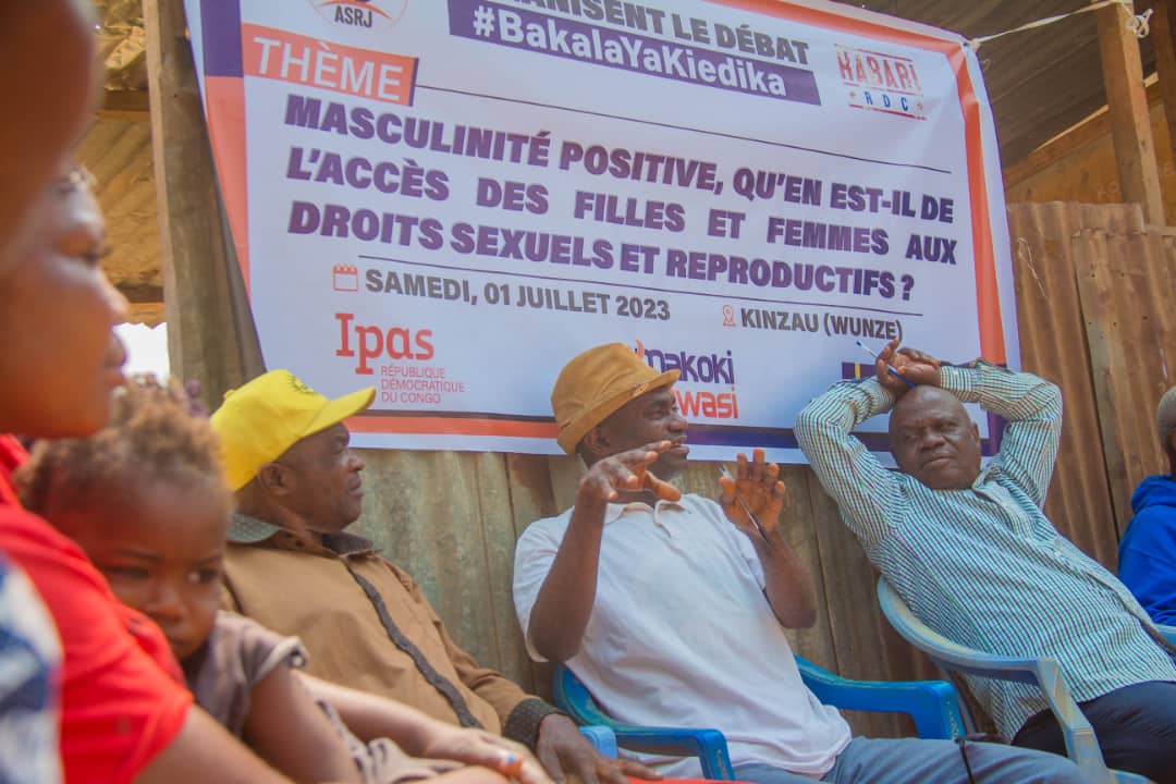 Asrjrdcongo's tweet photo. #MasculinitéPositive
Déclaration du chef coutumier de wunze au Kongo-central lors du dialogue communautaire #avant CVTA: "nos coutumes ne permettent pas aux femmes de prendre des grandes décisions dans le foyer, c'est l'homme qui détermine le #nombre d'#enfants qu'il veut. 1/2 https://t.co/hiaCPzAAfg