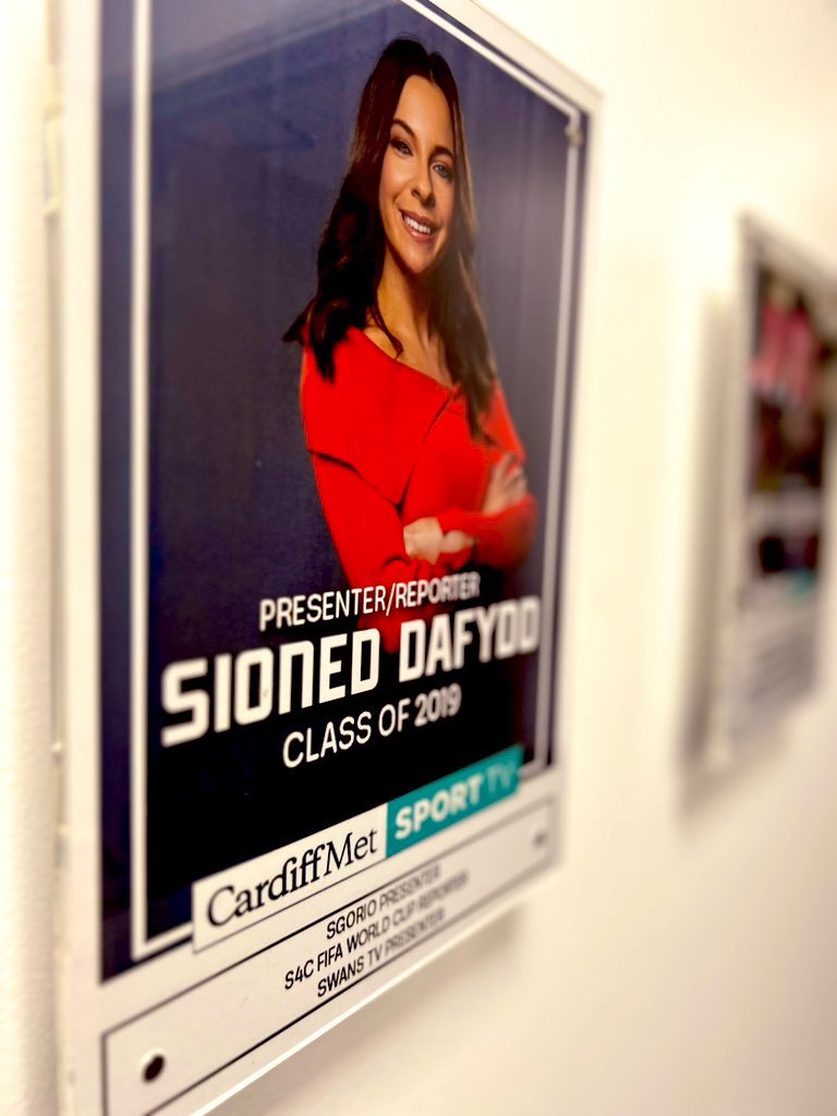 Introducing our new Wall of Fame

A space where we can start to recognise   &amp; celebrate some of our graduate success stories &amp; inspire the next generation of sport broadcast talent

<a href="/SionedDafydd/">Sioned Dafydd</a> graduated in 2019 and is now a presenter &amp; reporter working for <a href="/S4C/">S4C 🏴󠁧󠁢󠁷󠁬󠁳󠁿</a> &amp; <a href="/sgorio/">Sgorio</a> 🎙️⚽️