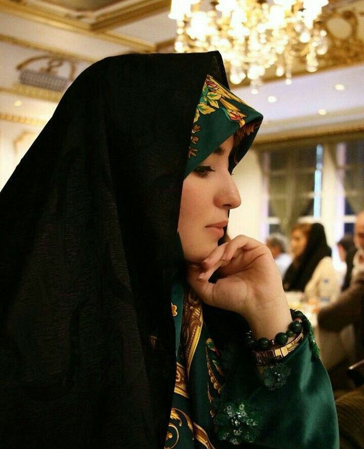 n_rrjs's tweet photo. ومازال وجهك يقتفيني يدور في رأسي ، يطرح الف سؤالاً فلسفياً يحيل الكتاب الى نهر ويبتكر لنهاري أسماء.. ويقبل يدي مثل مبادرة طيبة . https://t.co/sbcBM0U2wZ