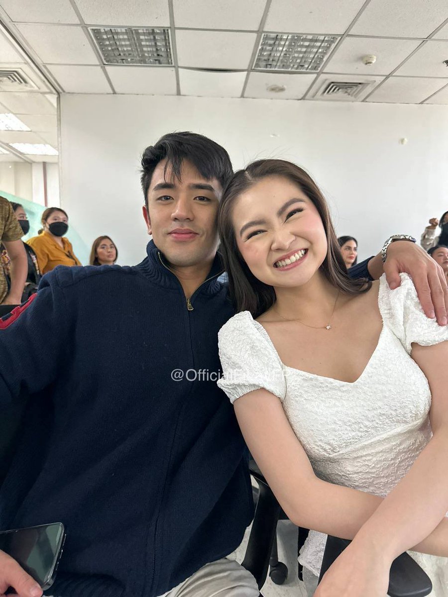 OfficialFiLayFP's tweet image. LOOK | @dealwithBARBIE and @davidlicauco are all smiles!

See you soon Monique and Carding! 😉

#MagingSinoKaManStoryCon
#DavidLicauco | #BarbieForteza
#BarDa