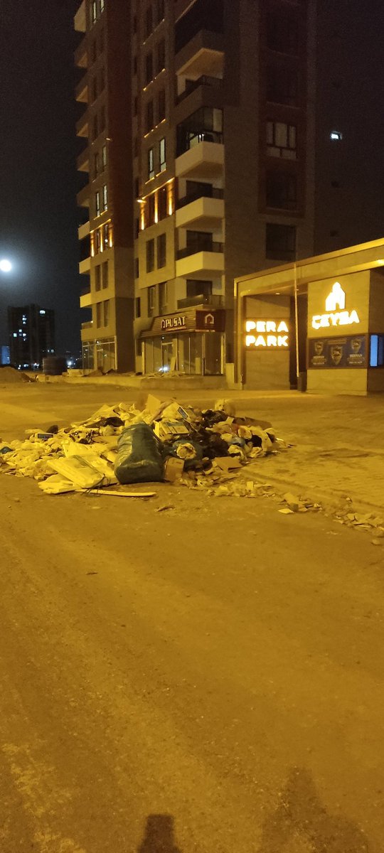 Burası Diyarbakır Kayapınar ilçesi. Yer Winstown Avm civarı. İlce belediyesi gelirde 1. sırada. Lüks siteler icinde bir tarafta ekin alanları ekilip biçiliyo bir tarafta ise böyle çöp yığını. Kaldirim yok en işlek Avm yolunda. Ama diger tarafta lüks havuzlu siteler. Yorumsuz...