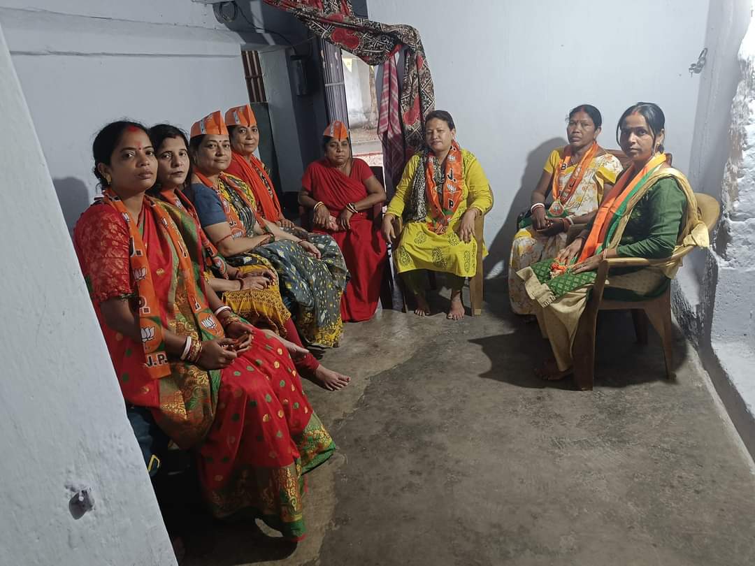 jyoti_0104's tweet photo. #संपर्क_से_समर्थन_अभियान 
के तहत आज जमशेदपुर के बर्मामाइस मंडल महिला  मोर्चा मंडल अध्यक्ष श्रीमती मधु तांती जी के नेतृत्व में हमसब प्रधान मंत्री श्री  Narendra Modi जी के सफलतम 9 वर्ष के जनकल्याणकारी योजनाओं के विषय मे चर्चा की एवं संपर्क से समर्थन अभियान चलाए।।
#9YearsOfSeva https://t.co/yYeN8xYDvs
