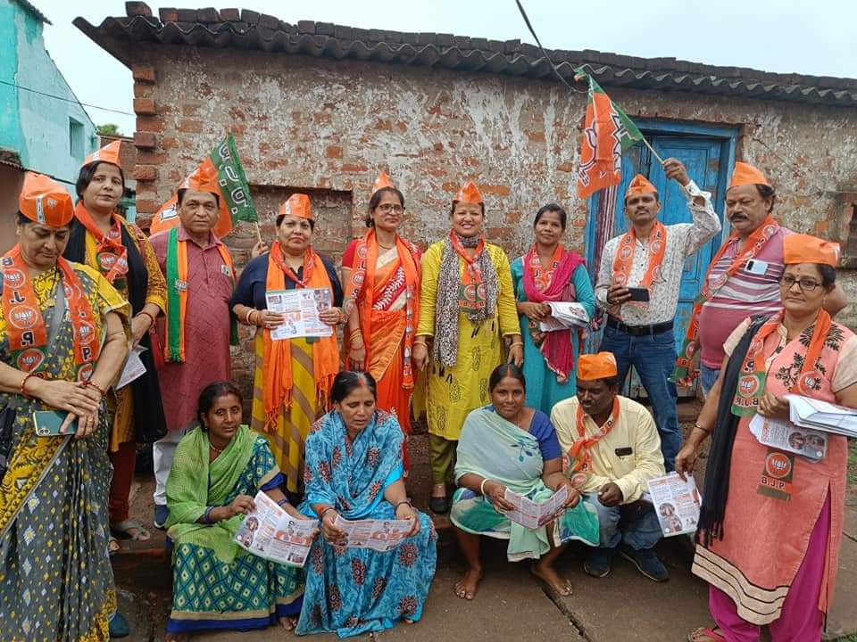 jyoti_0104's tweet photo. भारतीय जनता पार्टी बागबेड़ा मंडल के उत्तर पूर्वी ग्राम पंचायत गांधीनगर में महा जनसंपर्क अभियान चलाया गया मौके पर मंडल अध्यक्ष संजय सिंह ,महा जनसंपर्क मंडल कार्यक्रम संचालक सह महामंत्री गणेश विश्वकर्मा जी  आदि उपस्थित थे।।
#9YearsOfModiGovernment https://t.co/fOGT5THgWW