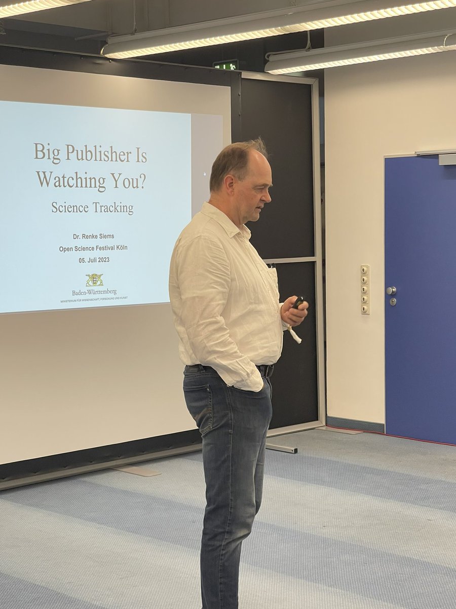 PetraLabriga's tweet image. Vortrag in der Fishbowl - wir haben den Science Tracking Papst @RenkeSiems bei uns der uns ins Thema einführt #OSF2023DE